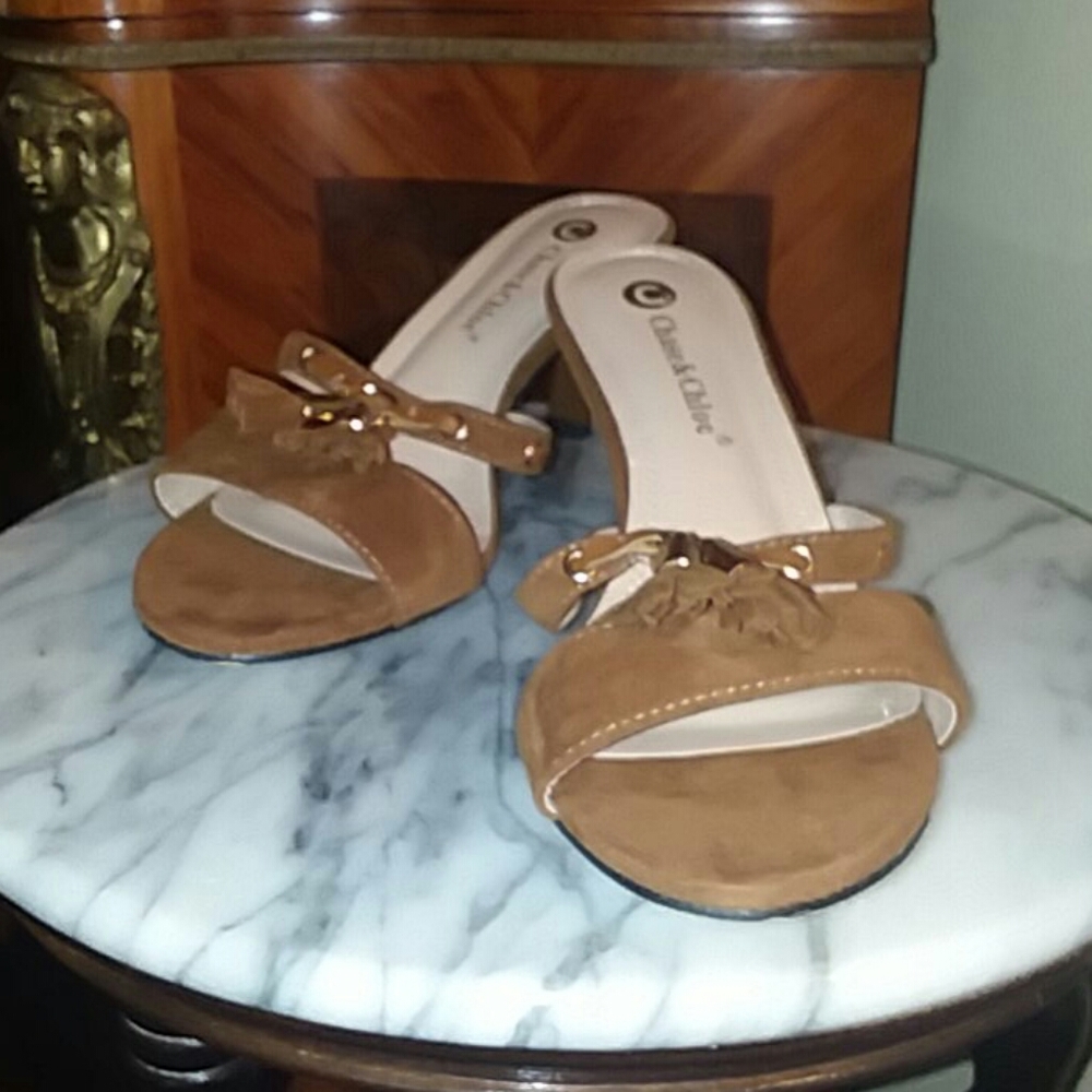 NIB! 2 inch Dark tan mules w/ gold tassel orniment
